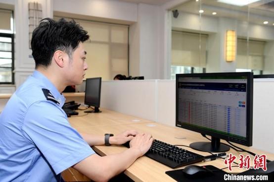 资料图:图为2021年武汉民警工作现场 唐时杰摄